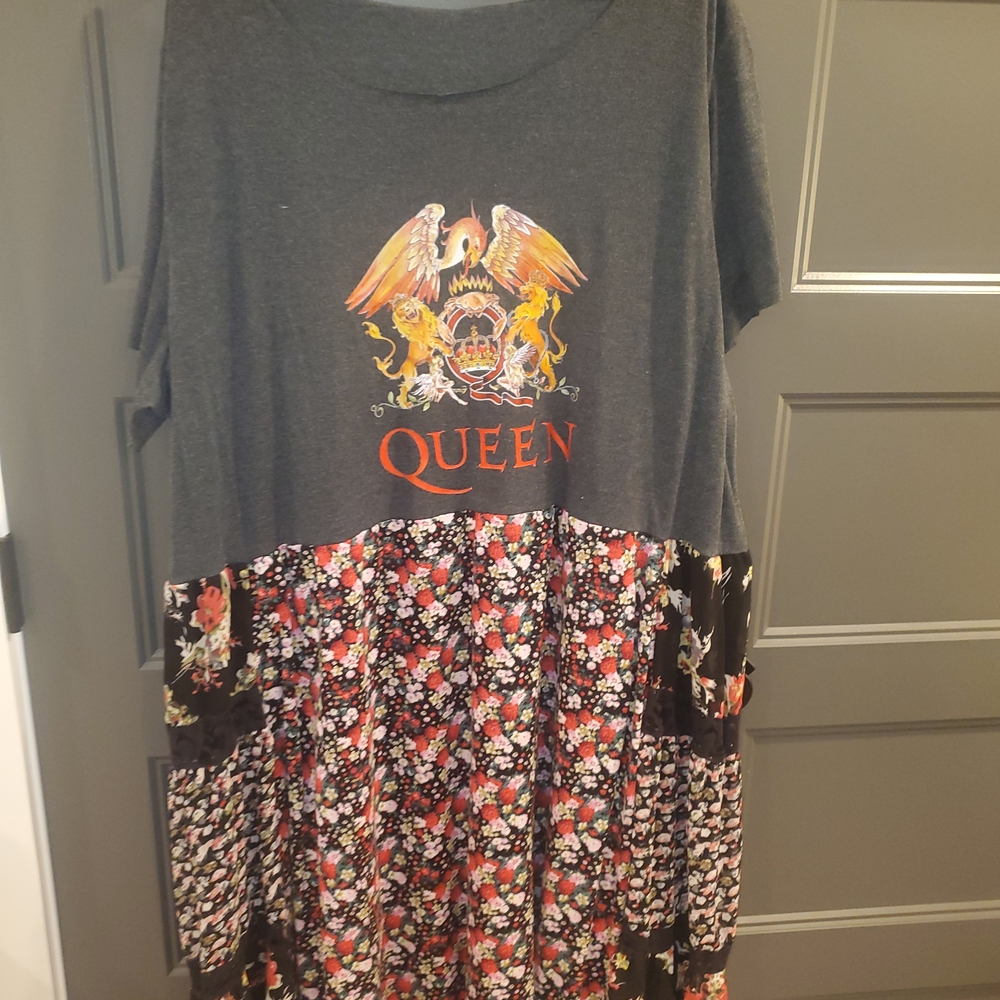 Que Graphic Dress - Charcoal and Floral